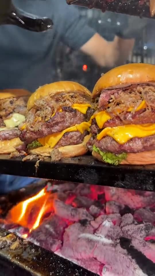 Burguers com cheddar sobre a brasa