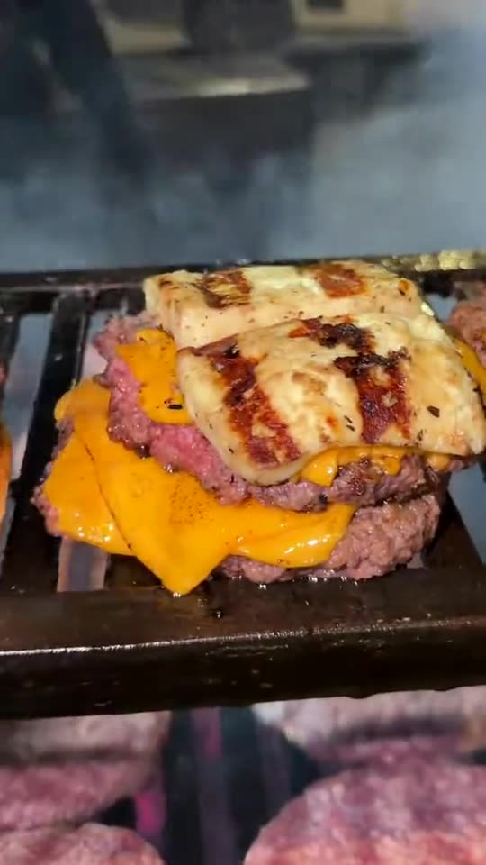 Burguers com queijo coalho na grelha