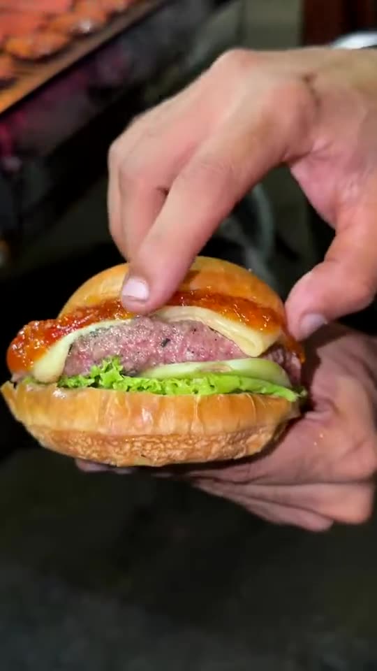 Burguer de costela na mão